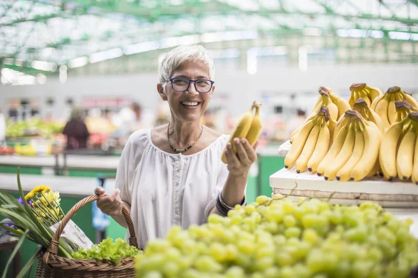 Ritratto Bella Donna Anziana Compra Banane Mercato — Foto Stock