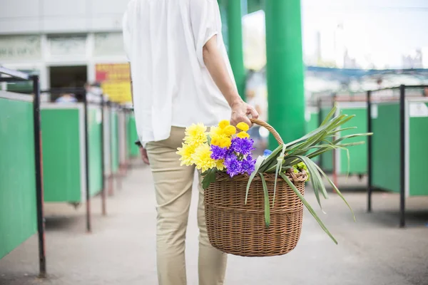 Retrato Mujer Mayor Sosteniendo Cesta Con Ramo Flores Mercado — Foto de Stock