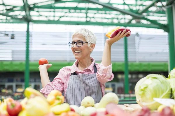 Kadın kıdemli portresi Pazar organik sebze satan
