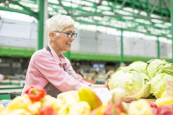 Ritratto Donna Anziana Vende Verdura Biologica Sul Mercato — Foto Stock