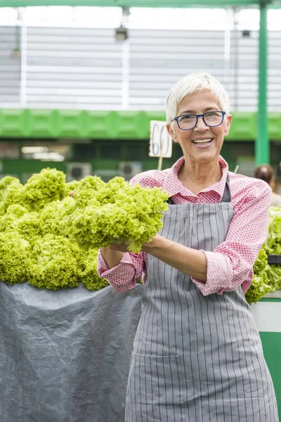 Portrett Eldre Kvinne Selger Salat Markedsplassen – stockfoto