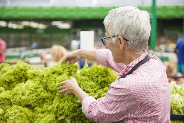 Ritratto Donna Anziana Vende Lattuga Sul Mercato — Foto Stock