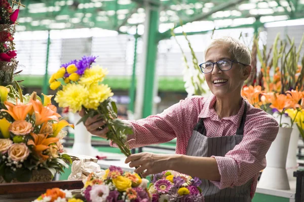 Affascinante Anziana Donna Vendita Fiori Sul Mercato Locale — Foto Stock