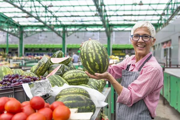 Porträtt Senior Kvinna Säljer Vattenmelon Marknaden — Stockfoto