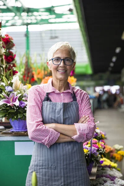 Ritratto Affascinante Donna Anziana Vendita Fiori Sul Mercato Locale — Foto Stock