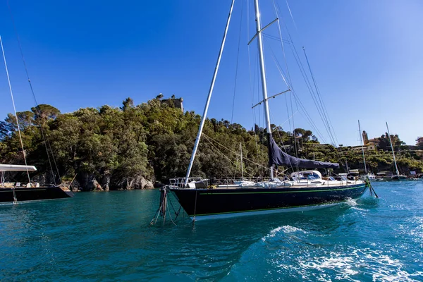 Vista Velero Bahía Portofino Italia — Foto de Stock