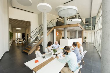 Ofiste çalışan iş adamları grubu göster