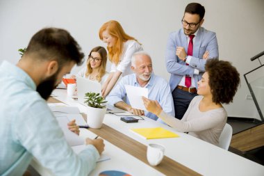 Ofis personel toplantısı sırasında Grup Genç çok ırklı iş adamları masa etrafında görüntülemek