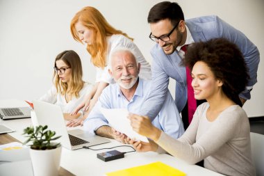 Ofis personel toplantısı sırasında Grup Genç çok ırklı iş adamları masa etrafında görüntülemek