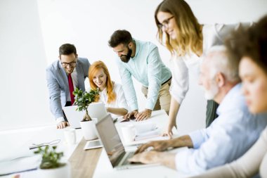 Bir strateji tartışmak ve birlikte modern ofisinde çalışan iş adamları, görüntüleme