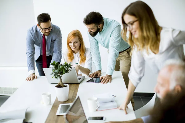 Blick Auf Geschäftsleute Die Eine Strategie Diskutieren Und Modernen Büro — Stockfoto