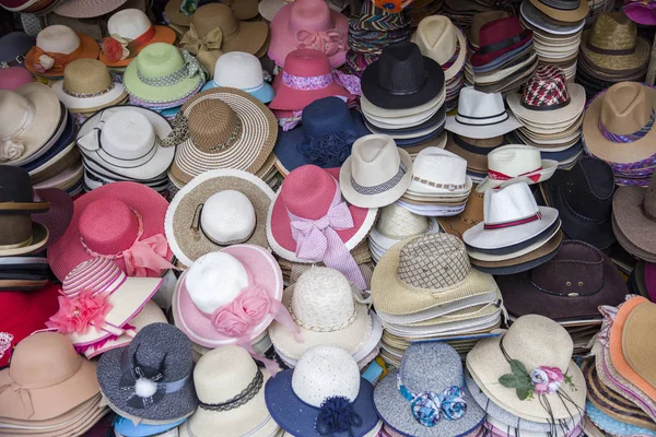 Blick Auf Bunte Hüte Auf Dem Marktplatz — Stockfoto