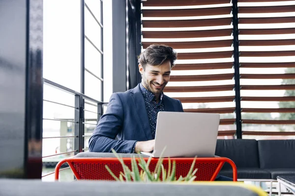 Joven Empresario Exitoso Escribiendo Ordenador Portátil Oficina Moderna —  Fotos de Stock