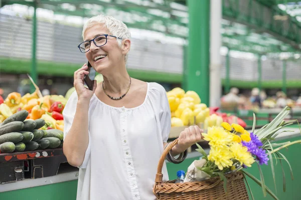 Porträtt Senior Kvinna Att Köpa Marknaden Hålla Korg Med Blommor — Stockfoto