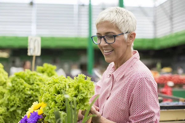 Ritratto Donna Anziana Tiene Cesto Con Fiori Compra Lattuga Sul — Foto Stock