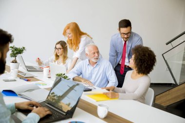 Ofis personel toplantısı sırasında Grup Genç çok ırklı iş adamları masa etrafında görüntülemek