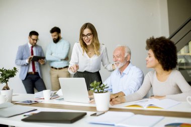 Bir strateji tartışmak ve birlikte modern ofisinde çalışan iş adamları, görüntüleme