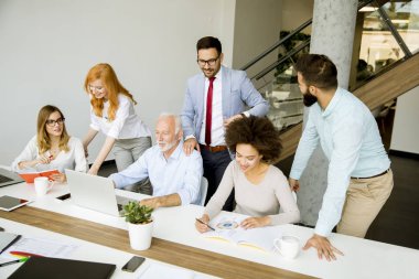 Ofis personel toplantısı sırasında Grup Genç çok ırklı iş adamları masa etrafında görüntülemek