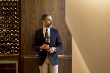 Kırmızı şarap tatma yakışıklı olgun adam