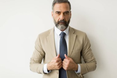 Hndsome sakallı işadamı beyaz duvar tarafından portresi