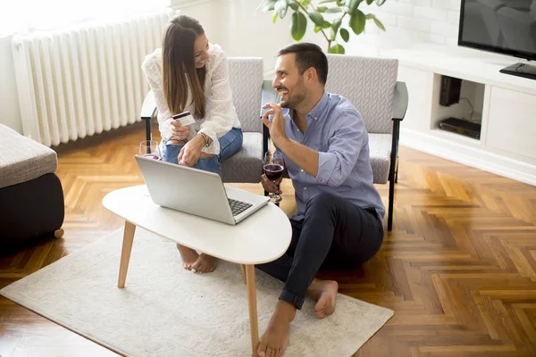 Arama Internet Alışveriş Online Evde Oturma Odasında Çift — Stok fotoğraf