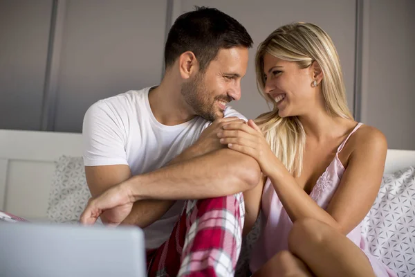 Casal Amoroso Com Laptop Cama Casa — Fotografia de Stock