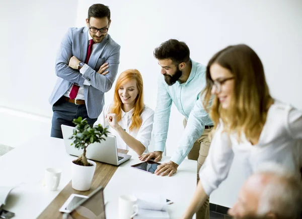 Visa Business Personer Diskuterar Strategi Och Arbetar Tillsammans Det Moderna — Stockfoto