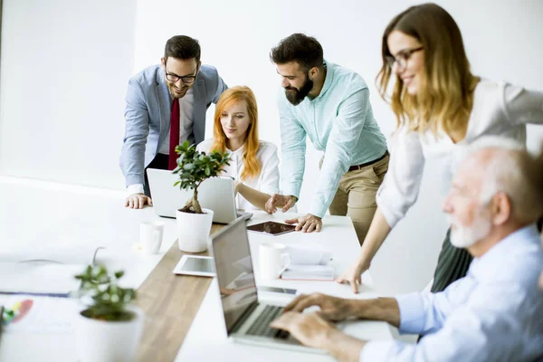 Voir Les Gens Affaires Discuter Une Stratégie Travailler Ensemble Dans — Photo