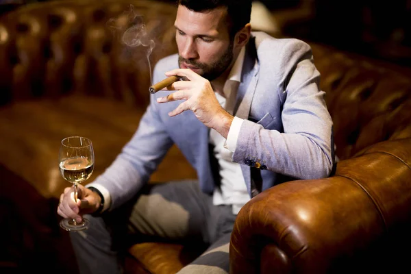 Rik Ung Affärsman Provsmakning Vitt Vin Och Röka Cigarr — Stockfoto