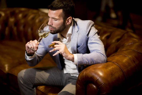 Rico Jovem Empresário Degustação Vinho Branco Charuto Para Fumar — Fotografia de Stock