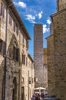 San Gimignano, İtalya - 8 Nisan 2018: San Gimignano, İtalya'nın sokakta kimliği belirsiz kişi. San Gimignano tarihi merkezi 1990 yılından bu yana Unesco Dünya Mirası alanı belirlenmiş.