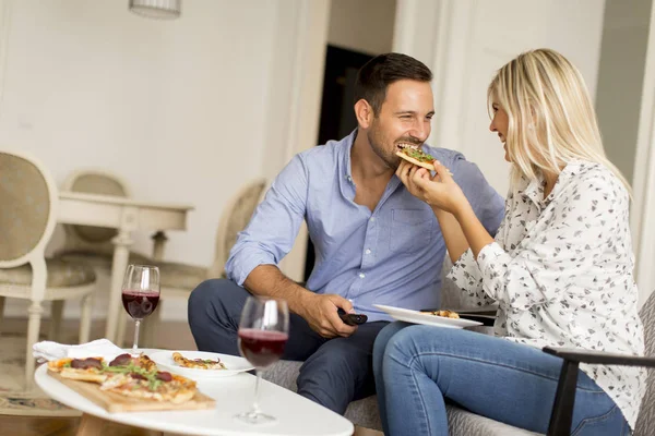 Houden Van Paar Ontspannen Thuis Het Eten Van Smaakvolle Pizza — Stockfoto