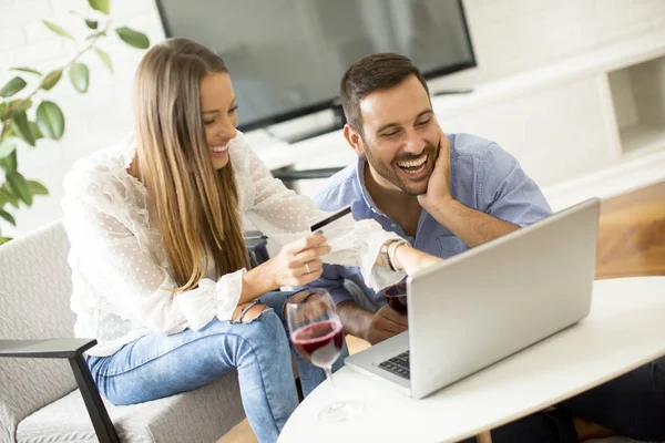 Arama internet ve alışveriş online evde oturma odasında çift