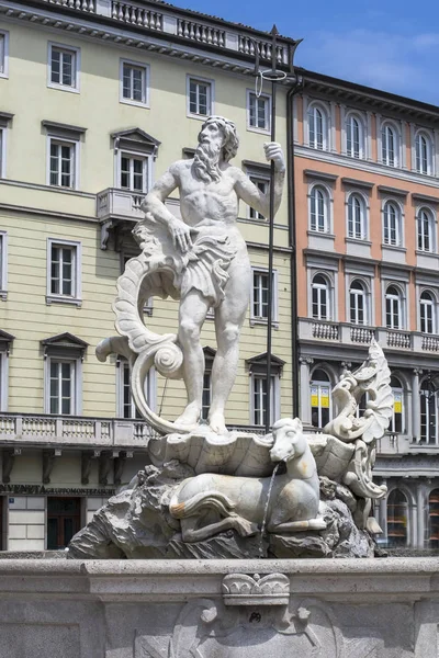 Trieste, İtalya - 1 Temmuz 2018: Manzaraya piazza Çeşme Neptune heykeli della Borsa Trieste, İtalya. Çeşme heykeltıraş tarafından Bartolomeo Ammannati 1565 yapılmıştı.