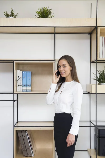 Ung Affärskvinna Som Bär Vit Skjorta Med Moderna Smartphone Moderna — Stockfoto