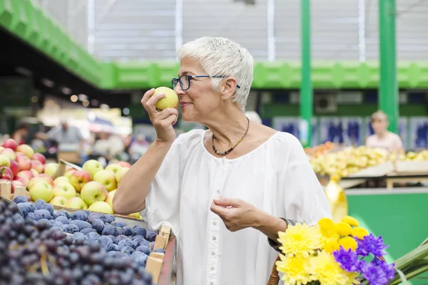 Porträtt Senior Kvinna Att Köpa Frukt Marknaden — Stockfoto