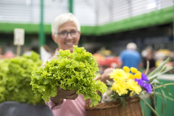 Seniorin Hält Korb Mit Blumen Und Kauft Salat Auf Dem — Stockfoto