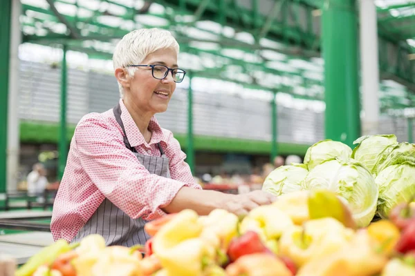 Kadın kıdemli portresi Pazar organik sebze satan