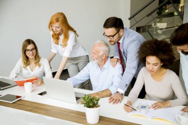 Ofis personel toplantısı sırasında Grup Genç çok ırklı iş adamları masa etrafında görüntülemek