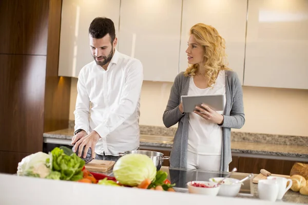 Retrato Casal Amoroso Cozinha Com Tablet Digital — Fotografia de Stock