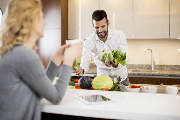 Pareja Joven Preparando Comida Cocina Moderna — Foto de Stock