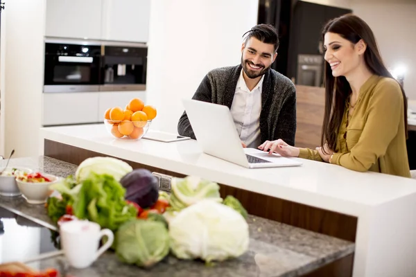 Jovem Casal Olhando Para Laptop Cozinha Moderna — Fotografia de Stock