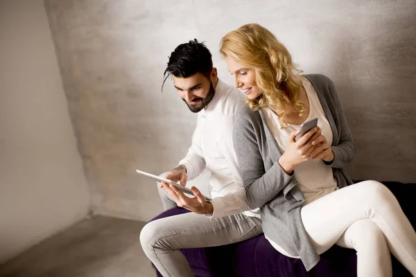 Hombre Mostrando Mujer Joven Información Sobre Tableta Digital Mientras Sostiene —  Fotos de Stock