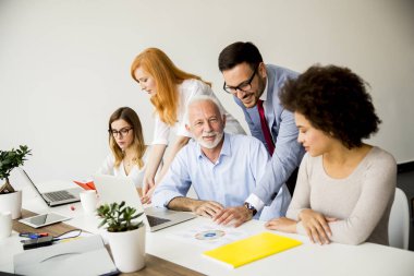 Ofis personel toplantısı sırasında Grup Genç çok ırklı iş adamları masa etrafında görüntülemek