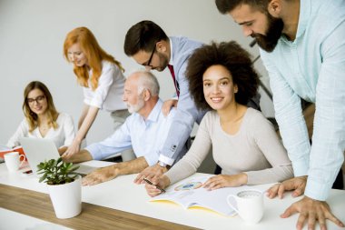 Ofis personel toplantısı sırasında Grup Genç çok ırklı iş adamları masa etrafında görüntülemek