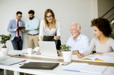 Bir strateji tartışmak ve birlikte modern ofisinde çalışan iş adamları, görüntüleme