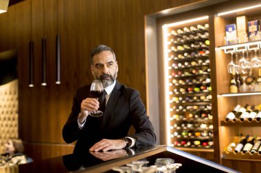 Kırmızı şarap içme üst düzey yakışıklı adam portresi