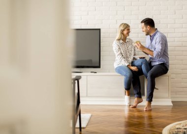 Güzel genç çift pizza odaya yemek