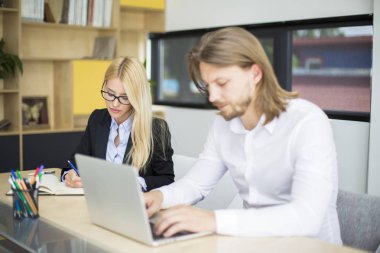 Yeni modern ofis projesinde tartışırken iki iş adamları portresi