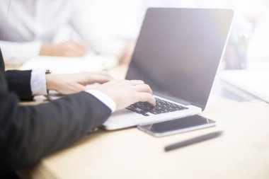 Adamın elleri boş ekran Danışma ofisi ile dizüstü bilgisayar kullanarak